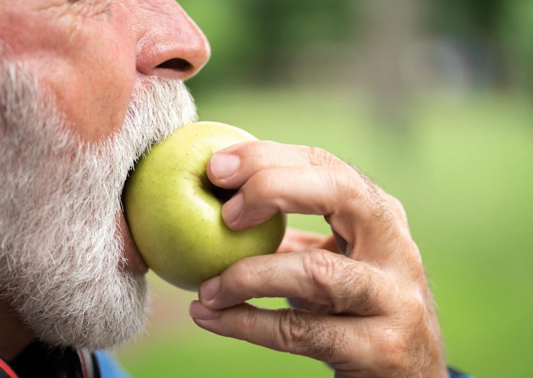 homme mange une pomme